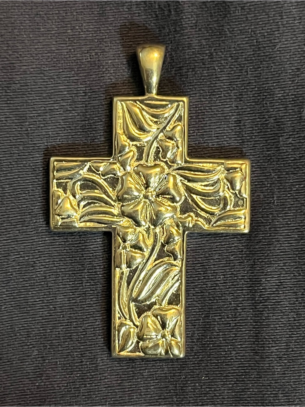 Pre-owned 800 Silver Floral Cross Pendent w/ Serenity Phrase Etched on the Back